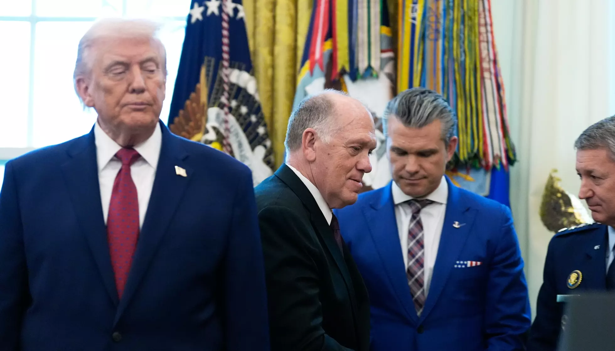 GRENSE-TSAREN: USA-president Donald Trump og grenseansvarlig Tom Homan under en seremoni i Det ovale kontor, der Homan mottar en meksikansk grenseforsvarsmedalje, med forsvarsminister Pete Hegseth og general Dan Caine til stede. Foto: Alex Brandon / AP