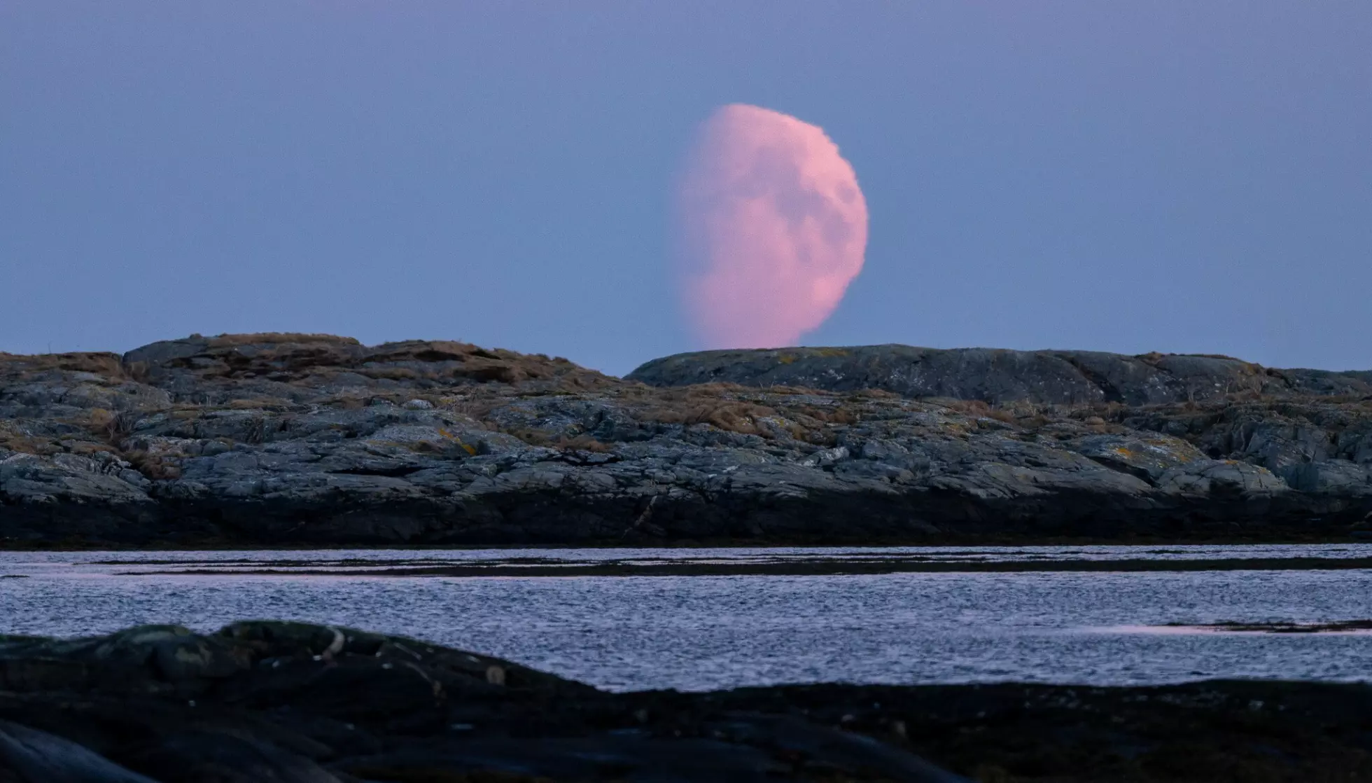 FENOMEN: Mystisk lys fra havet fikk hobbyfotografen til å klø seg i hodet. Foto: Kurt Sivertsen