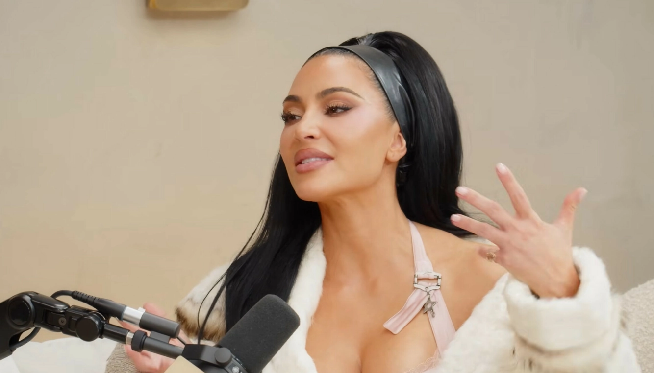 RØPER: Kim Kardashian forteller om hvorfor bildene ble slettet i podkasten til Khloé Kardashian. Foto: YouTube / @khloekardashian