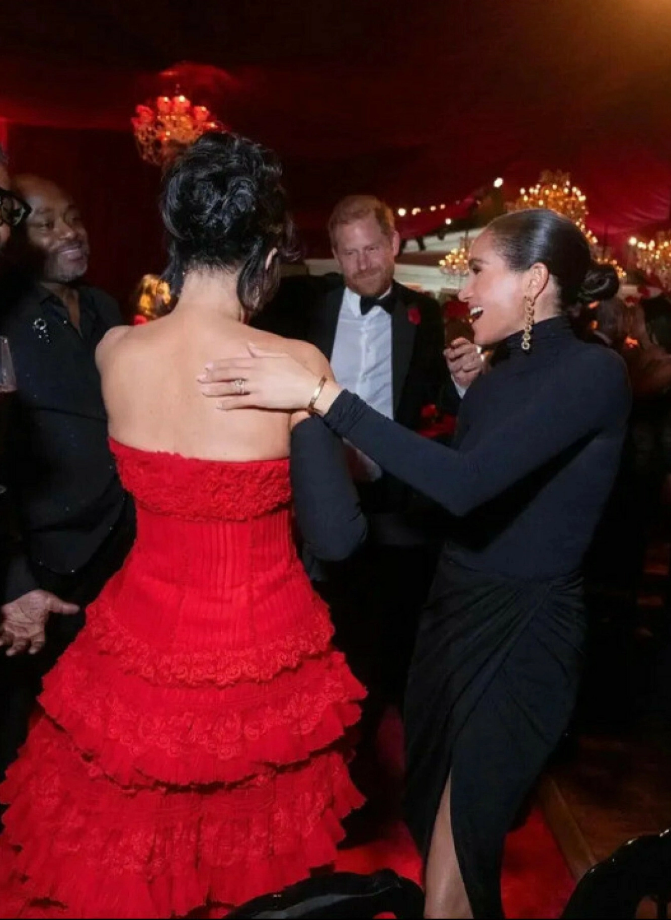 SLETTET: Kris Jenner delte dette bildet med Meghan og Harry på dansegulvet da hun feiret bursdag - samme dag som Remebrance Day ble markert i Storbritannia. Foto: Instagram / @krisjenner
