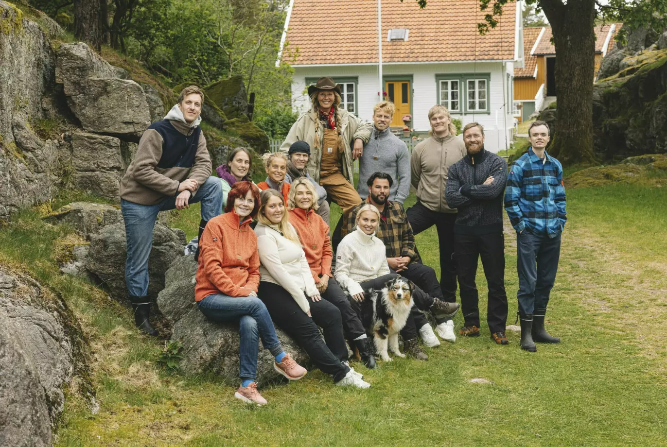 ÅRETS DELTAKERE: F.v.b: Jonas Lihaug Fredriksen (36), Heidi Røneid (42), Henriette Lien (55), Kim Kolstad (55), programleder Dorthe Skappel (64), Sondre Sundby (34), Karsten Blomvik (31), Fritz Aanes (47) , Stinius Maurstad (31) og mamma Mari Maurstad (68), Victoria Frostmann Skau (26), Trude Vasstrand (61), Kristine Arntzen (29) og Peder Braastad (30). Foto: Andreas Fadum / Se og Hør.