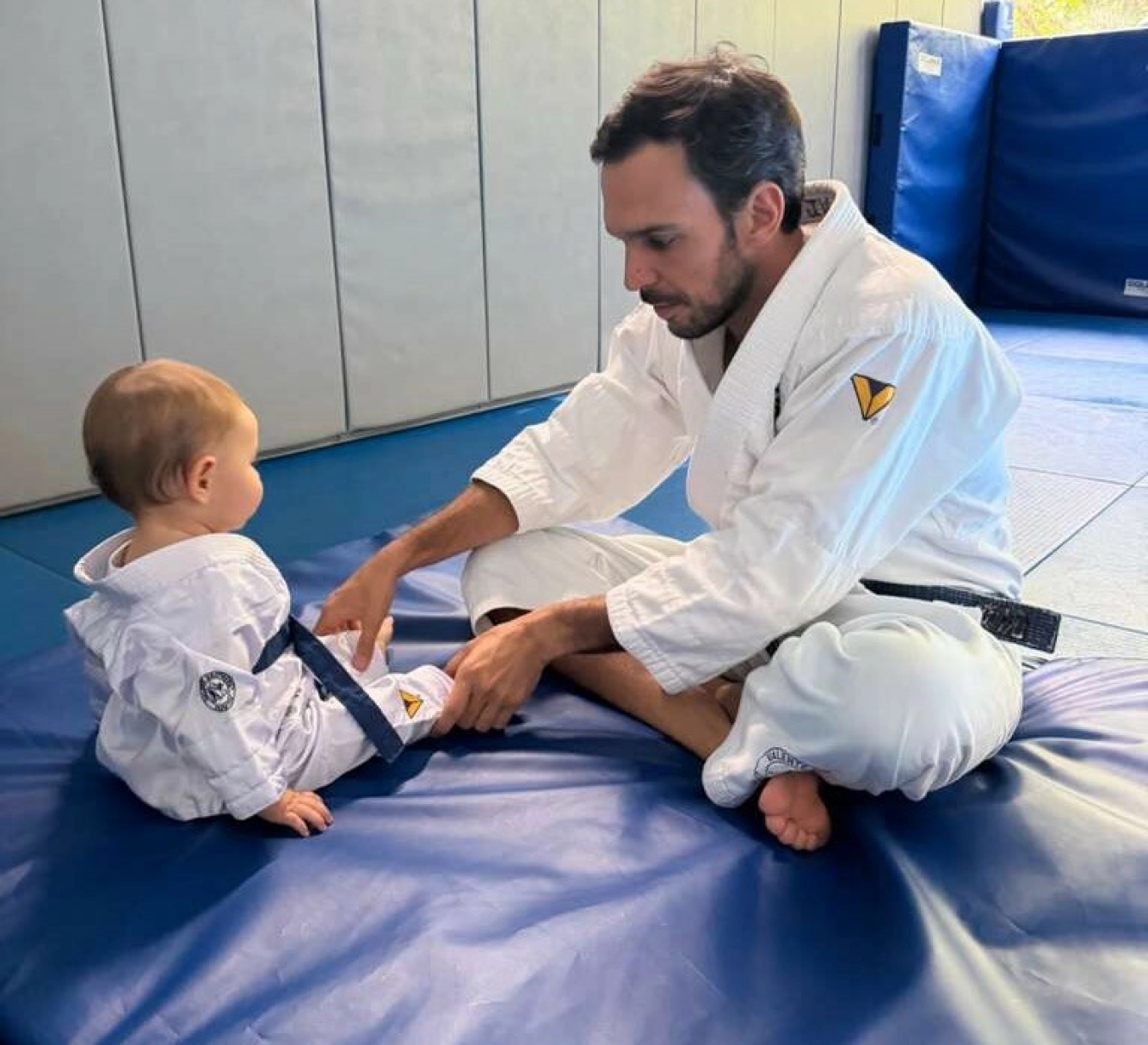 SOM FAR SOM SØNN: Kanskje kjendissønnen kommer til å følge i pappas fotspor å bli jiu jitsu-trener? Foto: Skjermbile: @gisele / Instagram