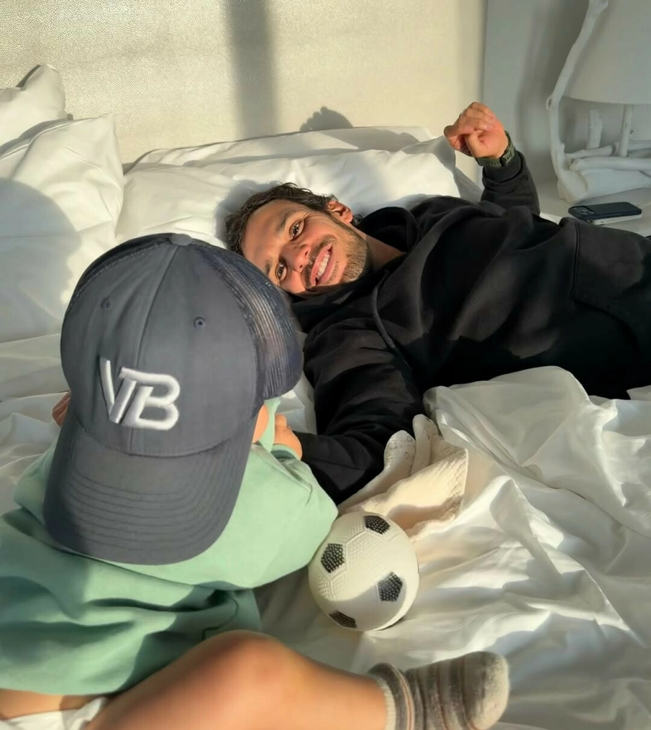 FAR OG SØNN: Joaquim sammen med sønnen, som er kledd opp i det som kan se ut som pappas caps. Foto: Skjermbilde: @gisele / Instagram