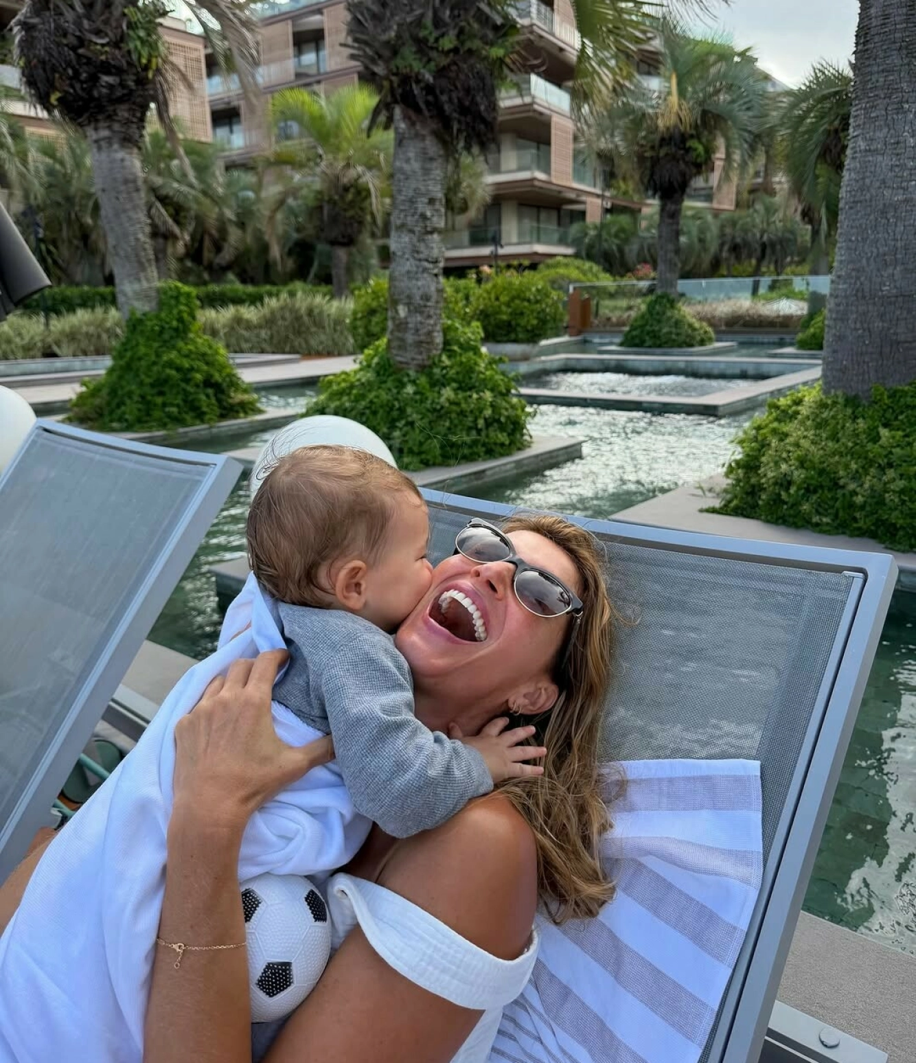 STOR GLEDE: Gisele stråler i rollen som trebarnsmor. Foto: Skjermbilde: @gisele / Instagram