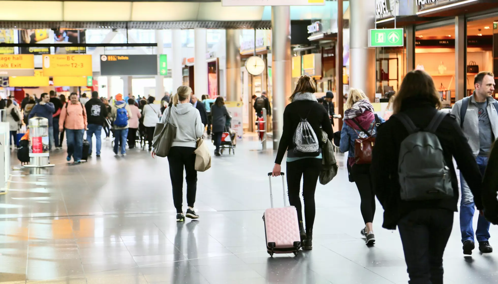 KNUTEPUNKT: Veldig mange flyreiser går via Schiphol. Her kan mange reisende også måtte velge nye fly videre dersom trøbbelet i Midtøsten eskalerer. Foto: Foto: Odd Roar Lange