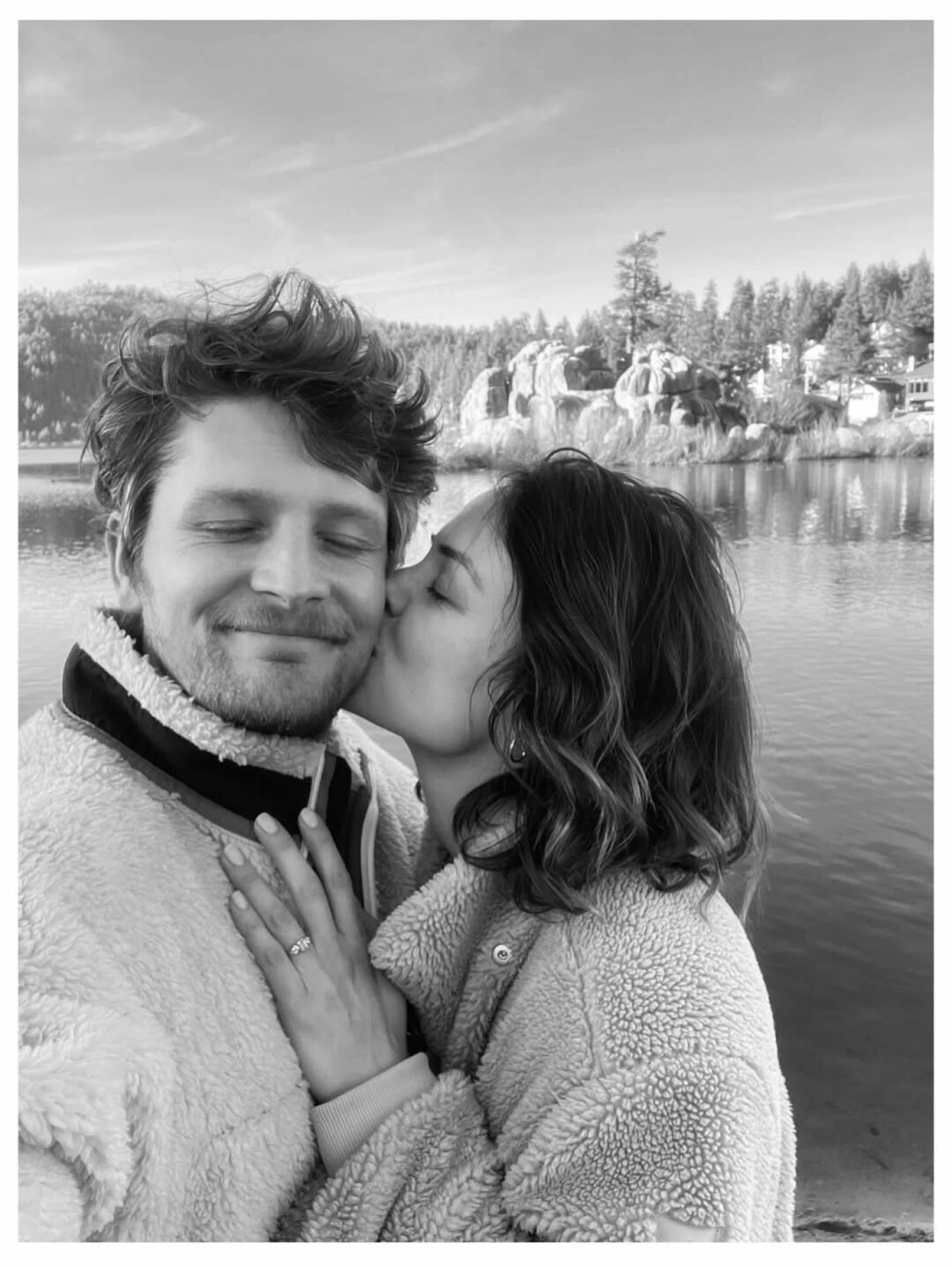 FORLOVET: To av Hollywoods mest populære stjerner har forlovet seg, og gratulasjonene strømmer inn.
Foto: Instagram / @brettdier