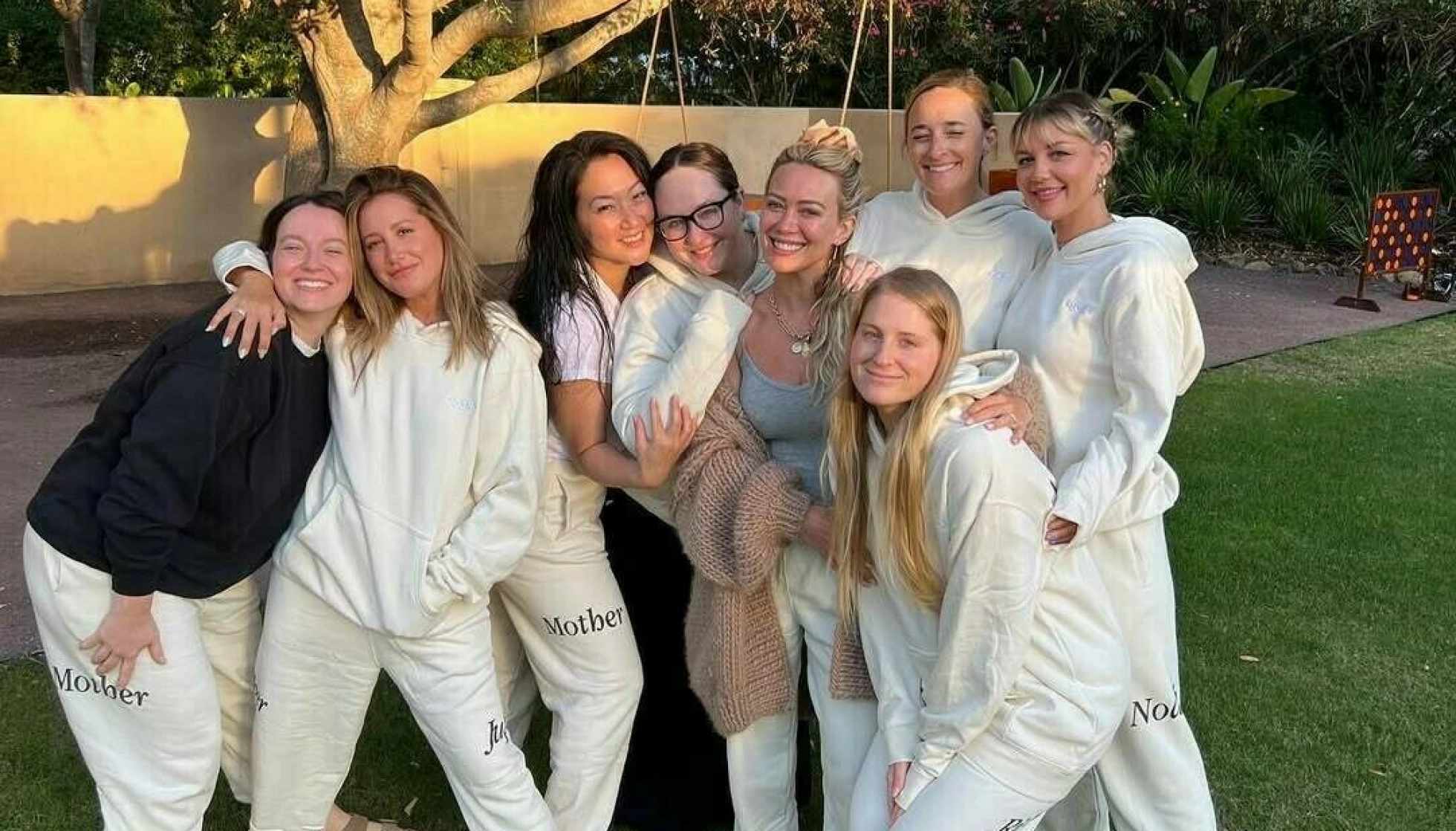 VENNEGRUPPE: Selv om Ashley Tisdale French har avvist ryktene, spekuleres det fremdeles på om det er denne gruppen hun har tatt et oppgjør med. Foto: Skjermbilde: @hilaryduff / Instagram.