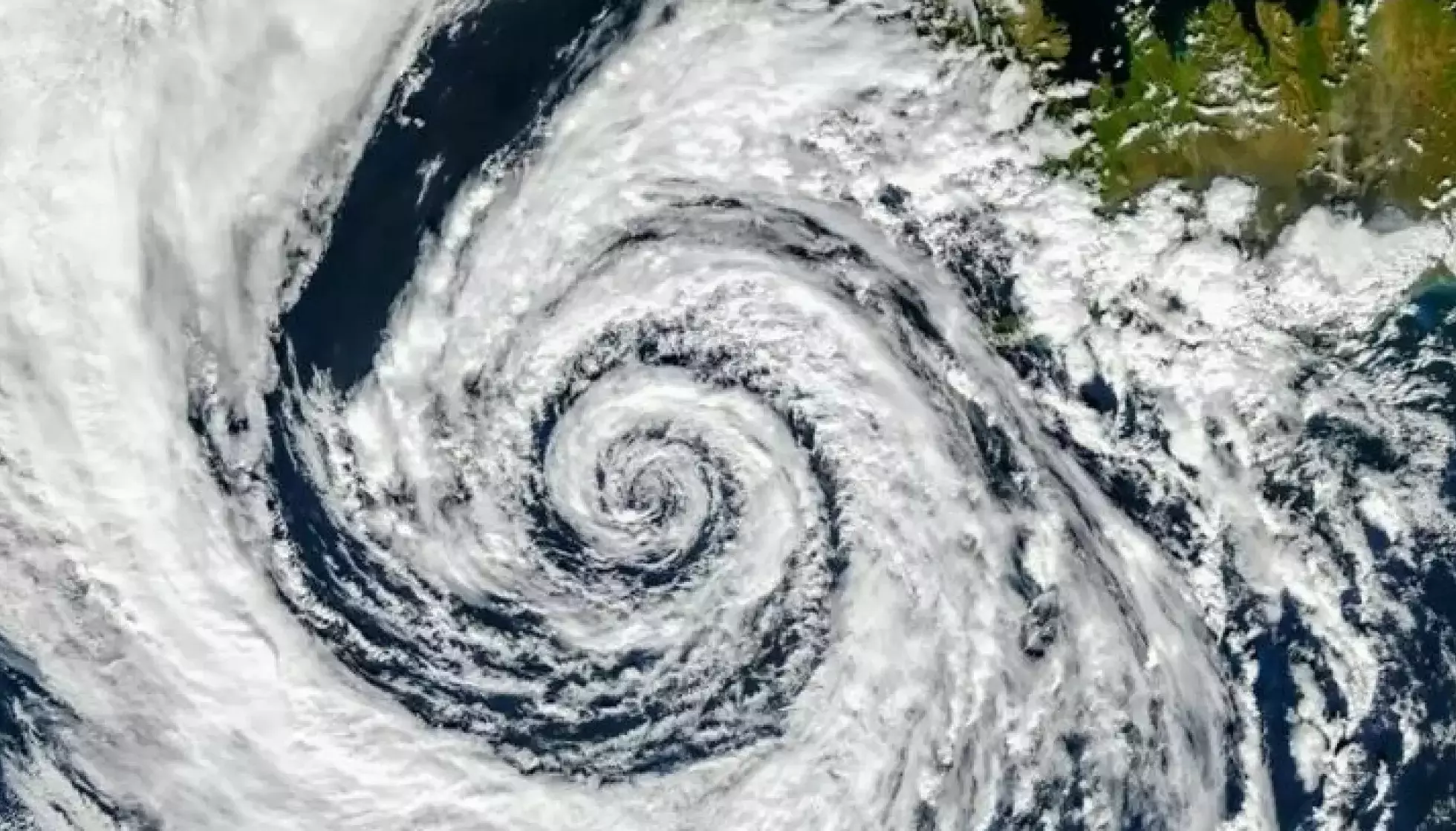 BOMBESYKLON: Et satelittbilde av en bombesyklon, som rammet nordvestkysten av USA i november 2024. Foto: CIRA / NOAA / Reuters