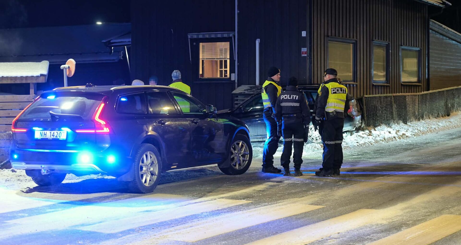 Eiker, Trafikk | Bil skled av veien og kjørte inn i husvegg