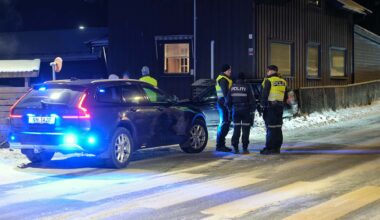 Eiker, Trafikk | Bil skled av veien og kjørte inn i husvegg