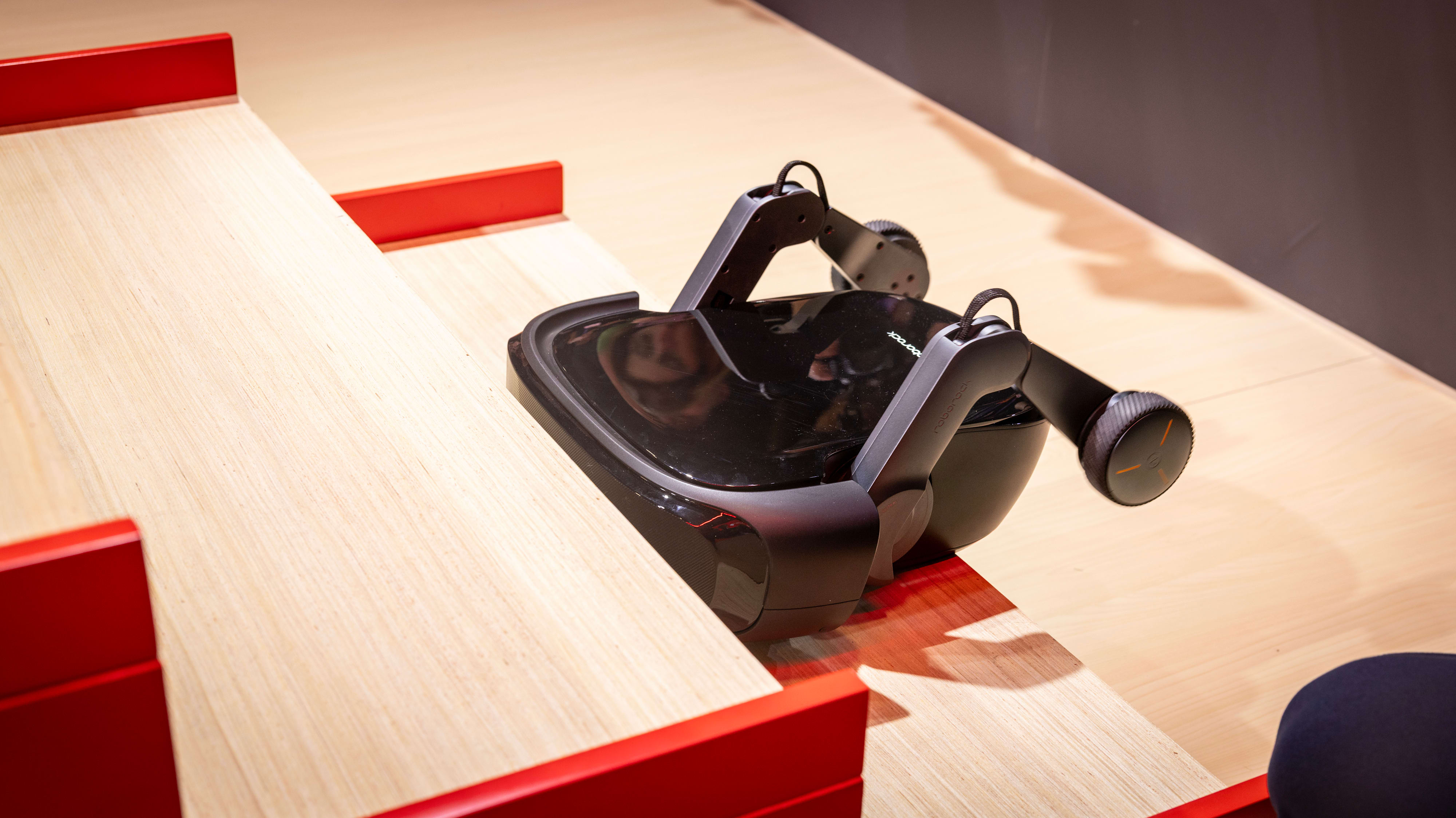 Etter å ha kjørt frem til trinnet, løfter roboten selve basen opp, senker seg ned på det nye trinnet og løfter beina etter. 