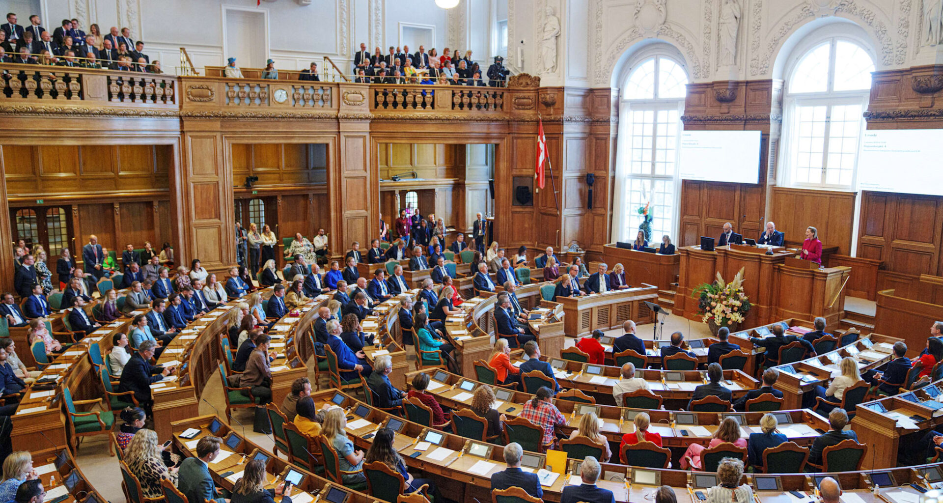 De amerikanske senatorene skal ha møte med medlemmer av den danske utenrikskomiteen. Her fra åpningen av Danmarks storting, Folketinget, i 2024.