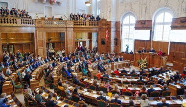 De amerikanske senatorene skal ha møte med medlemmer av den danske utenrikskomiteen. Her fra åpningen av Danmarks storting, Folketinget, i 2024.