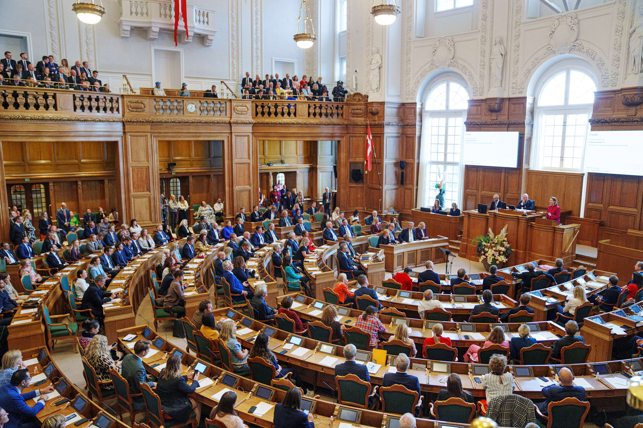 De amerikanske senatorene skal ha møte med medlemmer av den danske utenrikskomiteen. Her fra åpningen av Danmarks storting, Folketinget, i 2024. 