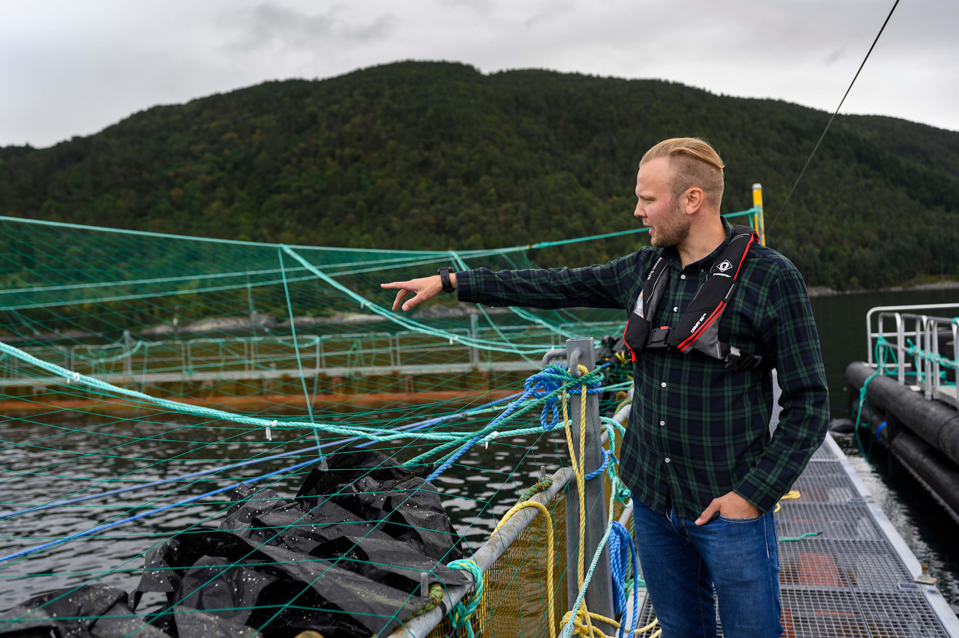 Sondre Eide foran laksemerder tilhørende Eide Fjordbruk i Hardangerfjorden.