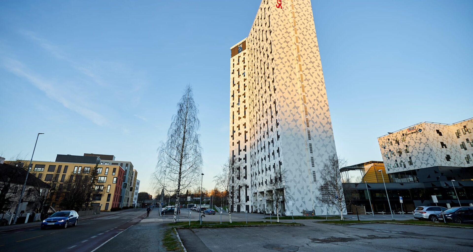 Fra 14. etasje falt et vindu ut fra Scandic Lerkendal i Trondheim lørdag kveld. Nå skal hotellet sjekke alle vinduene sine.