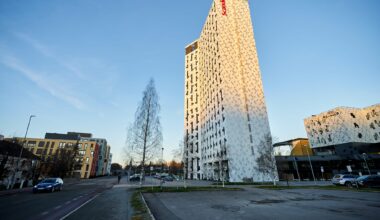 Fra 14. etasje falt et vindu ut fra Scandic Lerkendal i Trondheim lørdag kveld. Nå skal hotellet sjekke alle vinduene sine.