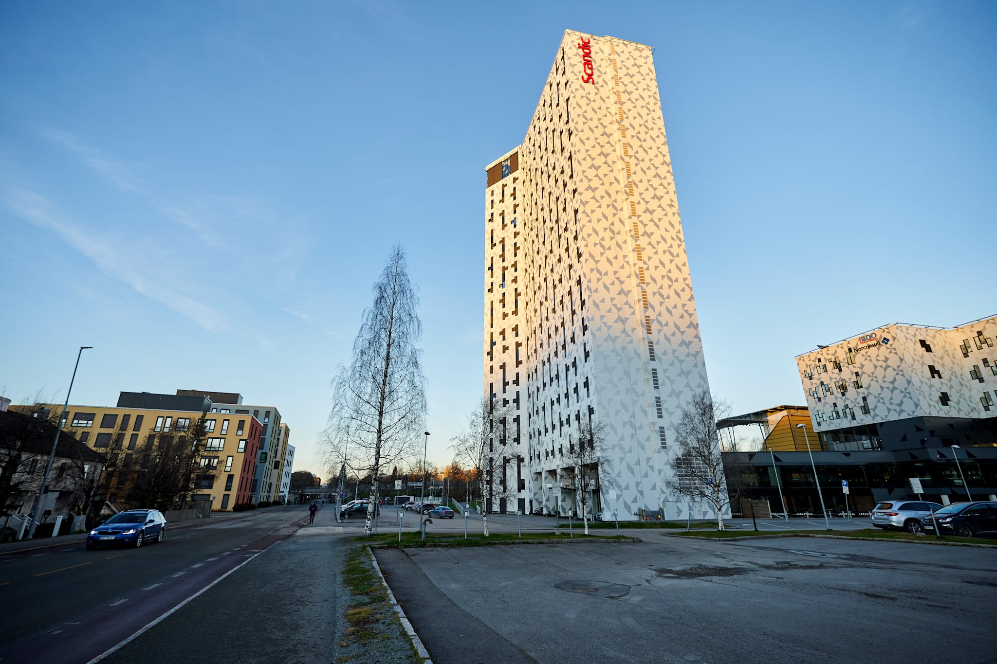 Fra 14. etasje falt et vindu ut fra Scandic Lerkendal i Trondheim lørdag kveld. Nå skal hotellet sjekke alle vinduene sine. 