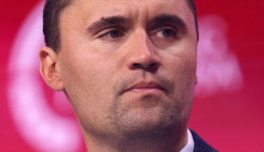 Fikk sparken for innlegg som gikk viralt. Får fem millioner og jobben tilbake