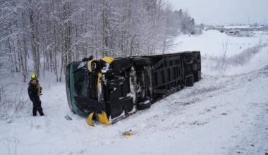 En buss som ligger på siden