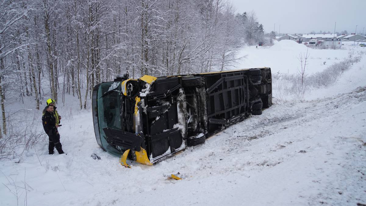 En buss som ligger på siden