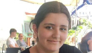 ei ung jente med far og mor