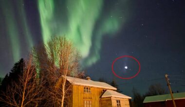 En rød sirkel er plassert rundt en hvit eller rosa flekk på bildet. I tillegg er det bilde av et gammelt trehus i snøen under nordlyset.