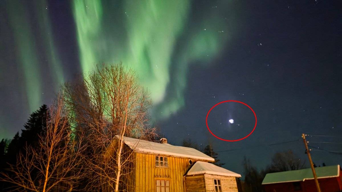 En rød sirkel er plassert rundt en hvit eller rosa flekk på bildet. I tillegg er det bilde av et gammelt trehus i snøen under nordlyset.