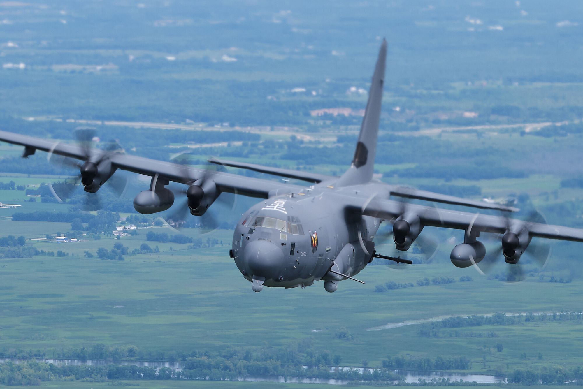 To slike AC-130J Ghostrider-fly har nylig ankommet en flybase i England. Hva de skal der, er ikke offentliggjort. Men ankomsten ses i sammenheng med et sanksjonert, nå russiskregistrert tankskip som seiler nordover vest for Irland.
