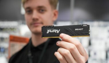 en person som holder en pistol (Bildebeskrivelsen er laget av en KI-tjeneste)