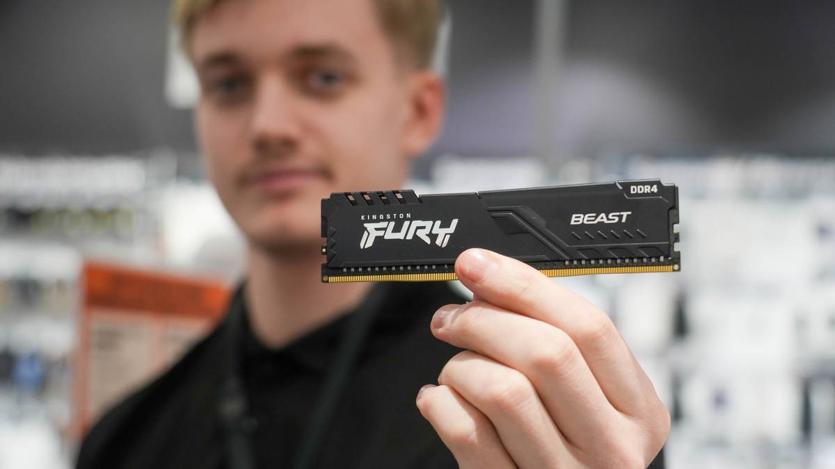 en person som holder en pistol (Bildebeskrivelsen er laget av en KI-tjeneste)