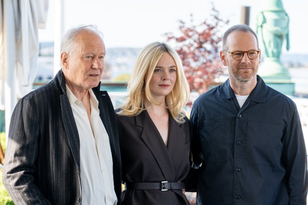 Stellan Skarsgård, Elle Fanning og Joachim Trier avbildet på pressetreff til Joachim Trier-filmen «Affeksjonsverdi».