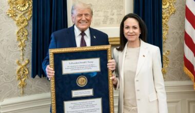 Donald Trump og Maria Corina Machado står sammen i Det hvite hus.