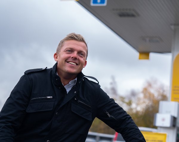 TØFFE TIDER: Det er tøffe tider for forbrukerne. Derfor er Henning Aarsand glad for at de kan tilby rimelige drivstoffpriser i dag.