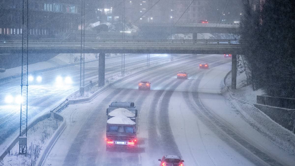 Onsdag kveld har snøen lagt seg på flere store veier i Østfold og Akershus, men det vil ikke komme like mye snø som først varslet.