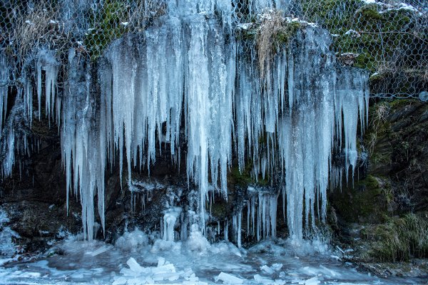Kulderekord: Rennende vann og bitende kulde kan ikke bli til annet enn lange istapper. I natt ble det satt kulderekord for mars i Bergen. Da ble det målt minus 12 grader på Florida målestasjon. Den gamle rekorden var på -11,3 fra mars 2001. 