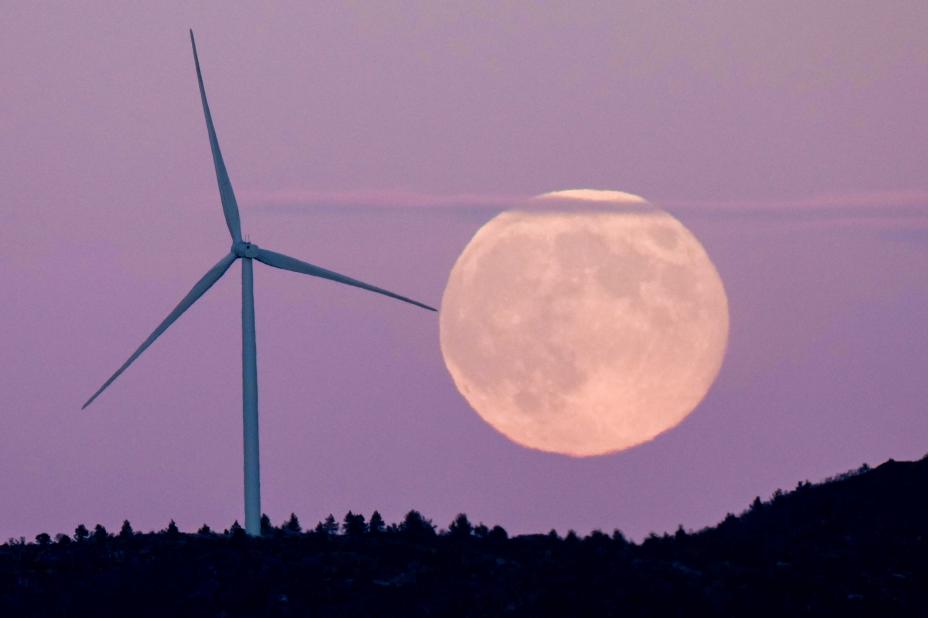 Tre himmelbegivenheter lørdag: Supermåne, supersol og meteorer