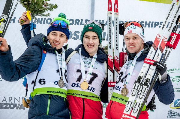 Osrblie, Slovakia 20190202.
Russiske Said Karimulla Khalili (t.v.), Vebjørn Sørum og Sivert Guttorm Bakken på pallen etter 10km sprint i VM for junior og ungdom i skiskyting i Slovakia.
Foto: Dusan Hein / NTB