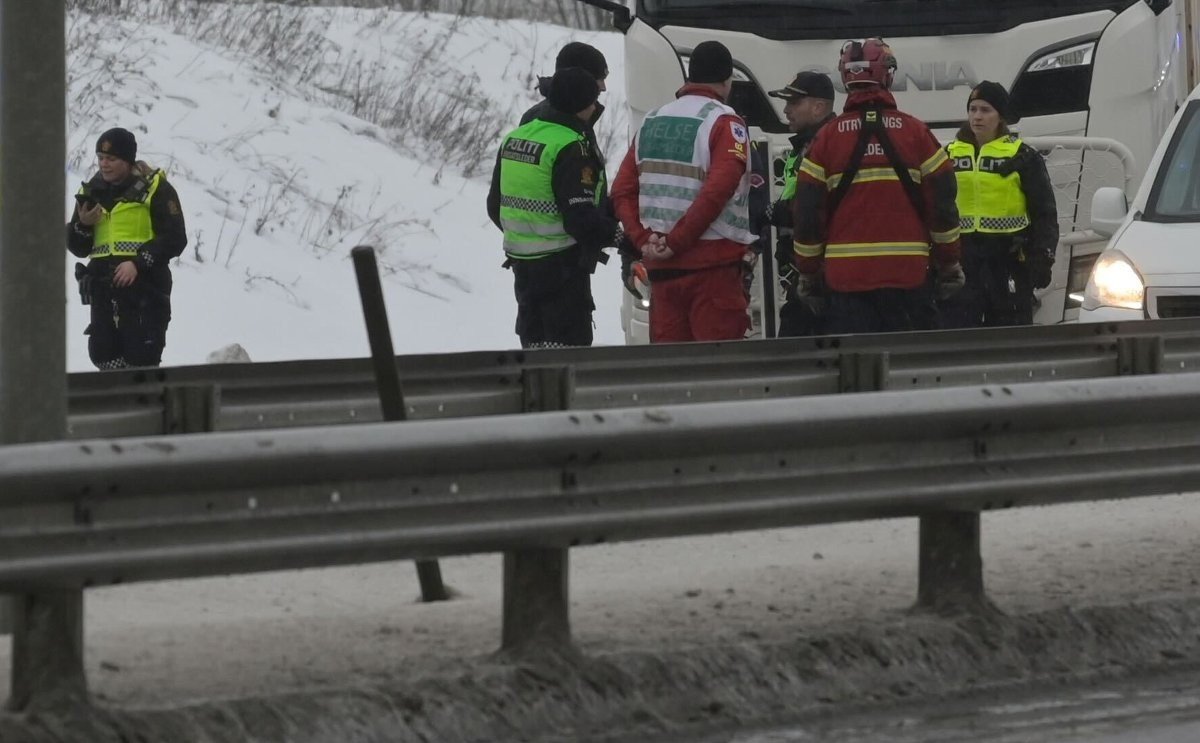 Nyhetsvarsel, Trafikkulykke | Funnet død person i veibanen på E6