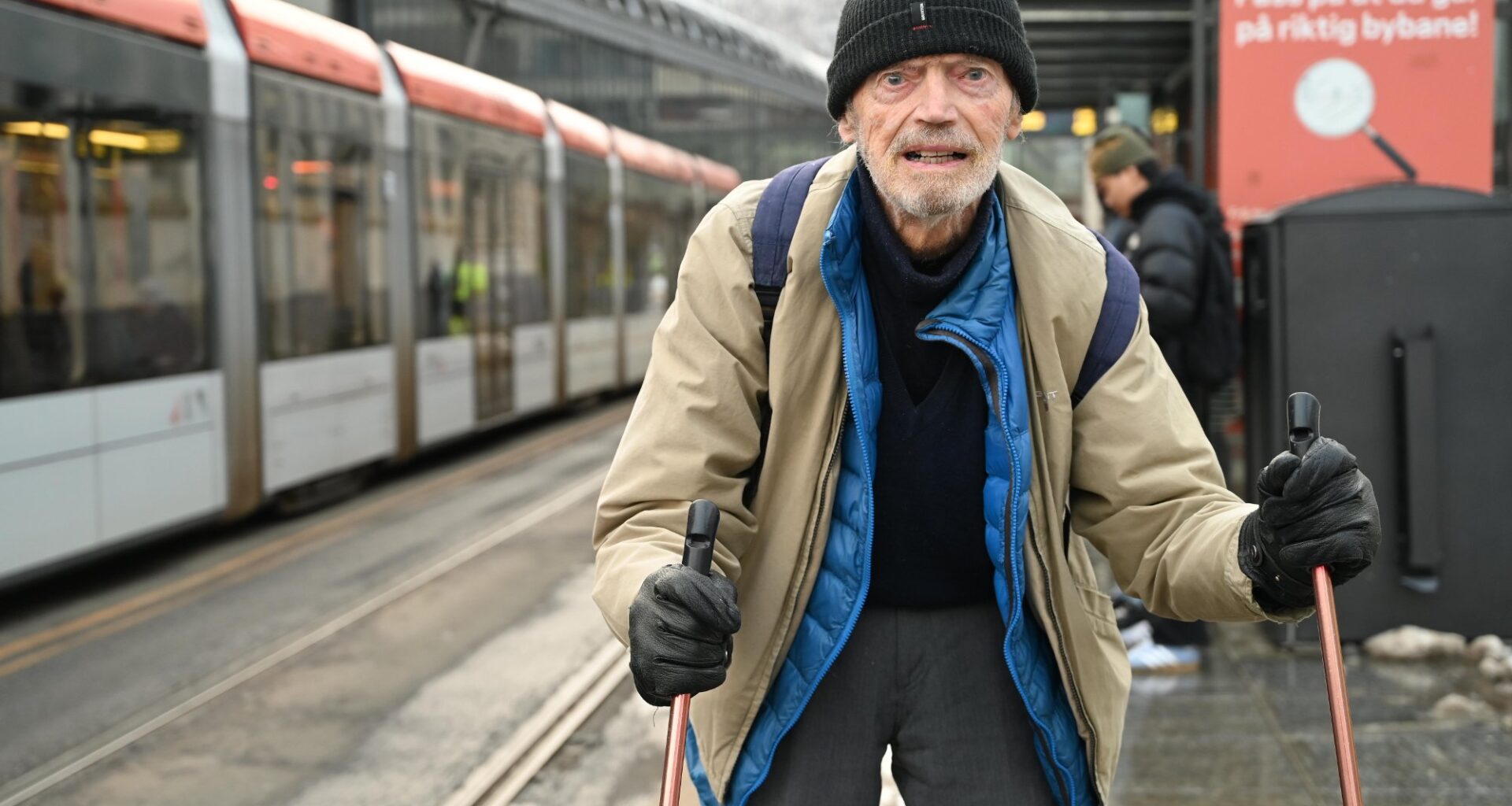 Nyheter, Bybanen | Døren på Bybanen lukket seg på Sverre (98): – Jeg ble dratt med i flere meter