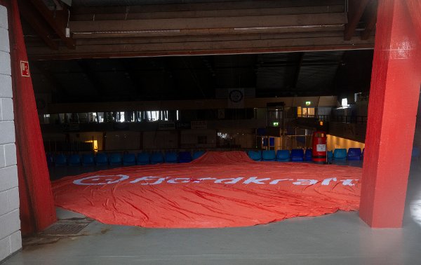 Isanlegget i Bergenshallen har stoppet og isen skl være smeltet. Det medfærer at Viking sitt jentelag må flytte ishockey-kampene sine. 

Reklameseilet som skal ligge i isen ligger like innenfor inngangsdøren. 