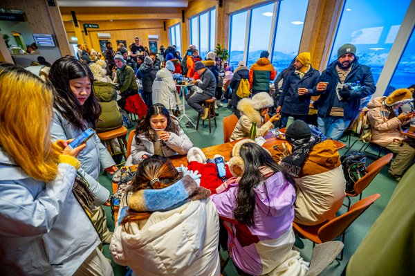 FJELLHEISEN. Tromsø. Ylva Bjørkedal, nytilsatt event leder, Ulf Johansen. Turister. Foto Torgrim Rath Olsen