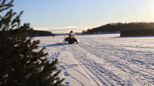 Isoppsynsmann Michael Langballe i Bærum kommune merket trygg løype på fjordisen 16. februar 2025.