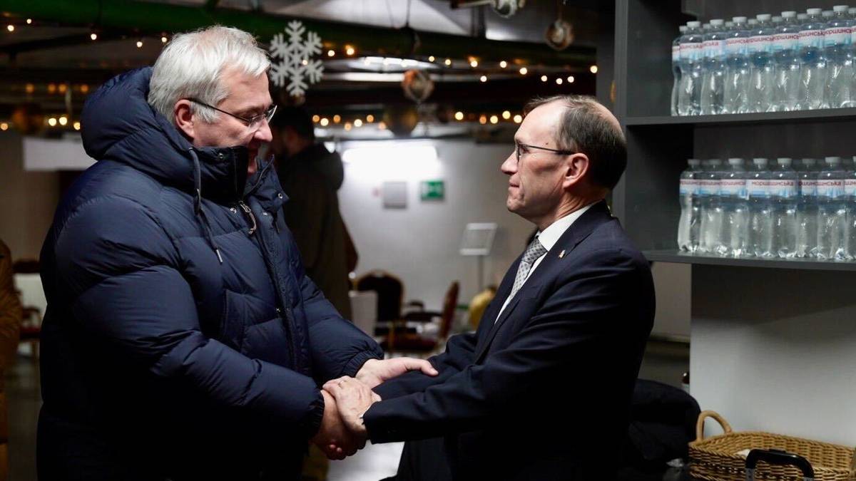 Russland bombet Kyiv og Kharkiv. Utenriksminister tilbrakte natten i bomberom. – NRK Norge – Oversikt over nyheter fra ulike deler av landet