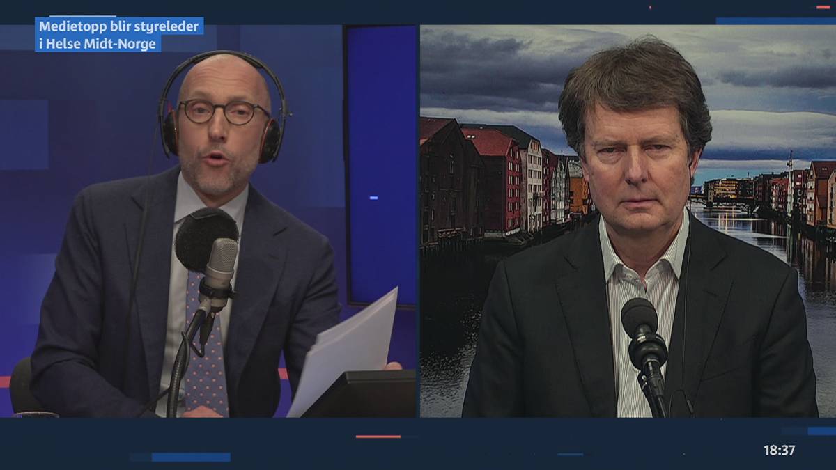 To personer deltar i en videokonferanse. Den ene personen sitter foran en mikrofon og holder et dokument, mens den andre snakker med et bylandskap i bakgrunnen. Begge er kledd i formelle klær. Mørkeblue bakgrunnsfarge dominerer venstre side av bildet.