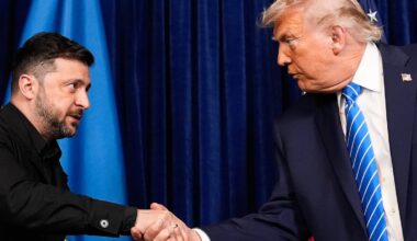 Donald Trump (t.h.), som møtte Volodymyr Zelenskyj (t.v.) senest i romjulen, den ukrainske presidenten er mer til hinder for en fredsavtale for Ukraina enn Russlands Vladimir Putin er.