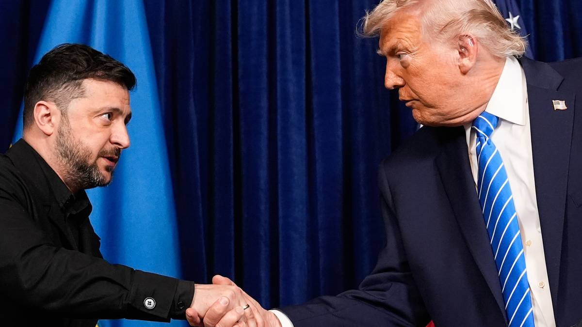 Donald Trump (t.h.), som møtte Volodymyr Zelenskyj (t.v.) senest i romjulen, den ukrainske presidenten er mer til hinder for en fredsavtale for Ukraina enn Russlands Vladimir Putin er.