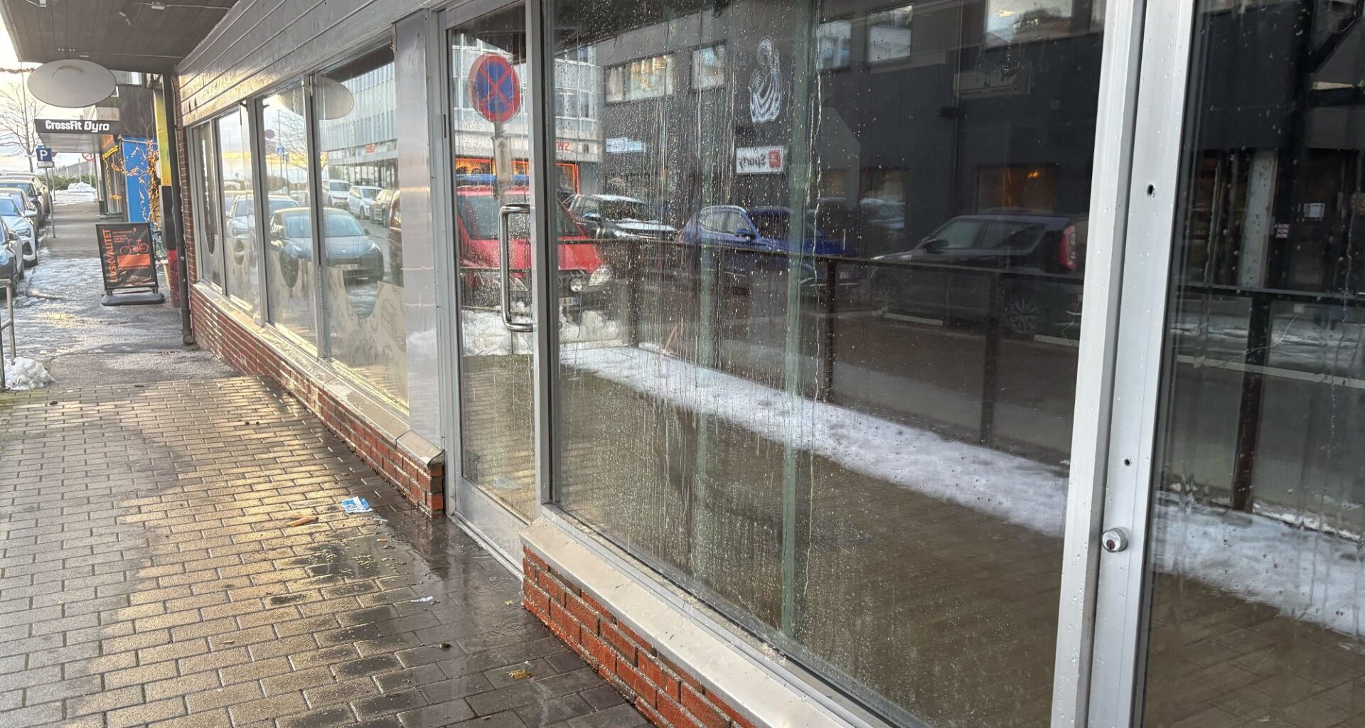 Os, Bjørnafjorden | Stor vannlekkasje i Os sentrum: – Spruter ut fra kobberrør