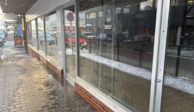 Os, Bjørnafjorden | Stor vannlekkasje i Os sentrum: – Spruter ut fra kobberrør