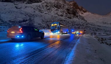 Blålys, Politi | Buss med skoleelever blåst i grøfta